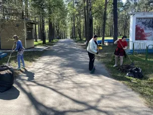 Коллектив Дворца культуры им. Дубровских провёл субботник в городском парке